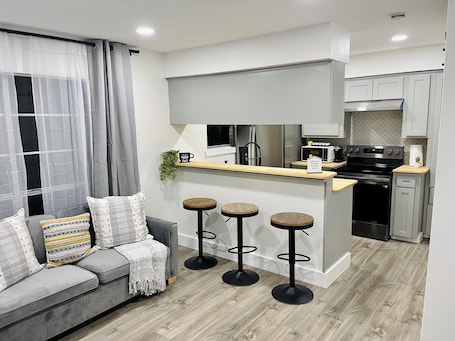 Interior. Guest Studio - Blocks from SHSU!
