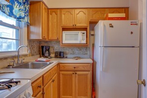 Fridge, microwave, dining tables - Ocean Terrace Family Apartments (Ocean City)