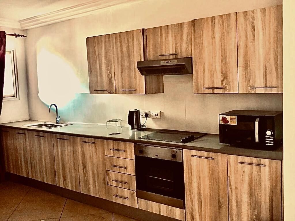 Kühlschrank, Mikrowelle, Herdplatte, Wasserkocher