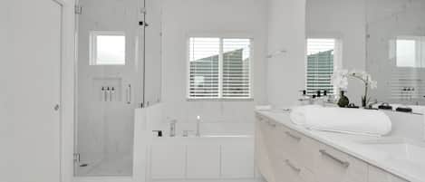 Douche, baignoire à remous, séchoir à cheveux, serviettes fournies
