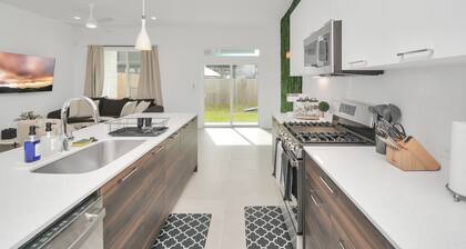 Modern Townhome-5 minutes to Downtown-Sleeps 9 Comfortably-King Suite