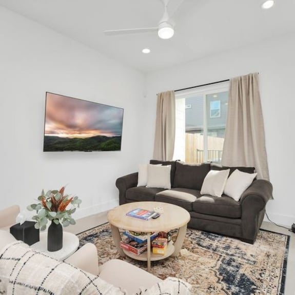 Modern Townhome-5 Minutes To Downtown-sleeps 9 Comfortably-king Suite - Houston, TX