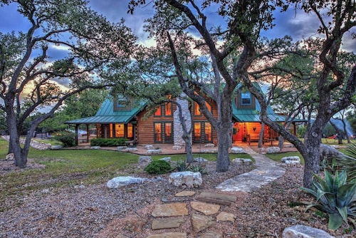 Camp David Retreat – Luxury Accommodations with Outdoor Adventure Getaway | Pool & Pickleball | Sleeps 28 in Texas Hill Country