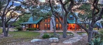 Camp David Retreat – Luxury Accommodations with Outdoor Adventure Getaway | Pool & Pickleball | Sleeps 28 in Texas Hill Country