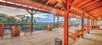 Pool & Pickle ball sleeps 28 in the TX hill country