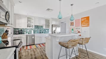 Réfrigérateur, micro-ondes, four, plaque de cuisson