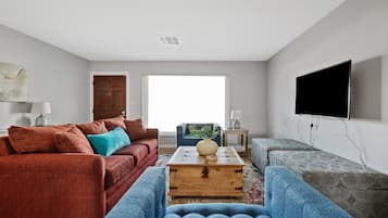 Una Smart TV, Netflix, Hulu, una mesa de tenis de mesa