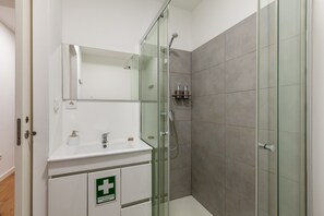 Douche, sèche-cheveux, serviettes fournies, savon