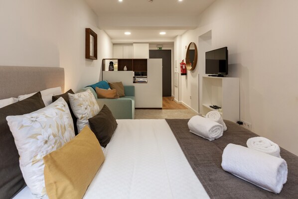 Desk, iron/ironing board, free WiFi, bed sheets - Underground Batalha Studios - A (Oporto)