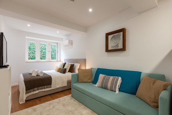 Desk, iron/ironing board, free WiFi, bed sheets