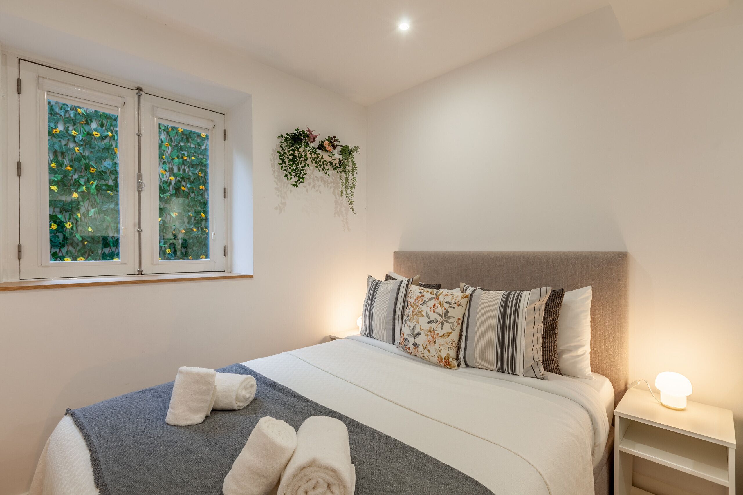 Bureau, fer et planche à repasser, Wi-Fi gratuit, draps fournis