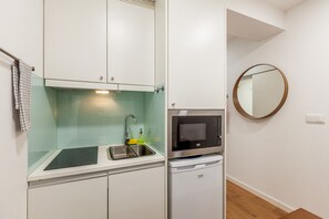 Fridge, microwave, oven, coffee/tea maker
