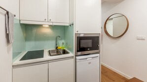 Coffee/tea maker, fridge, microwave, oven - Underground Batalha Studios - B (Oporto)