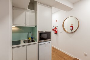 Fridge, microwave, oven, coffee/tea maker