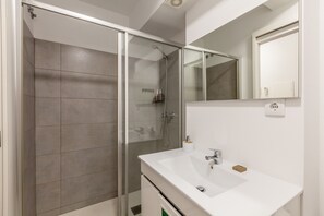 淋浴设施、吹风机、毛巾、肥皂