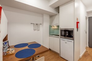 Fridge, microwave, oven, coffee/tea maker