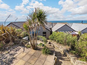 Property grounds - 3 bedroom accommodation in Porthleven (Porthleven)