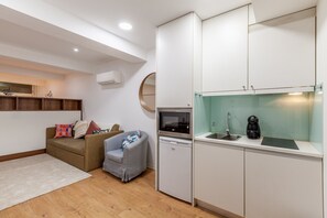 Fridge, microwave, oven, coffee/tea maker