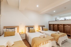 Escritorio, tabla de planchar con plancha, wifi gratis y ropa de cama 