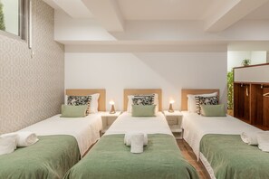 Desk, iron/ironing board, free WiFi, bed sheets - Underground Batalha Studios - E (Oporto)