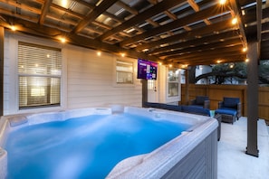 Pool - 10 mi Lackland AFB BMT Hot Tub~ Game Room ~ Bocce Ball ~ Horseshoes (San Antonio)