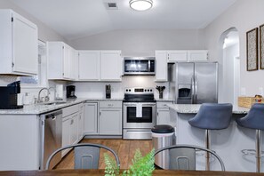 Fridge, microwave, oven, stovetop - 10 mi Lackland AFB BMT Hot Tub~ Game Room ~ Bocce Ball ~ Horseshoes (San Antonio)