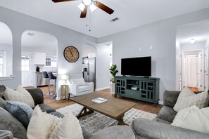 Interior - 10 mi Lackland AFB BMT Hot Tub~ Game Room ~ Bocce Ball ~ Horseshoes (San Antonio)