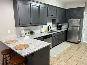 Kjøleskap, mikrobølgeovn, ovn og kokeplater