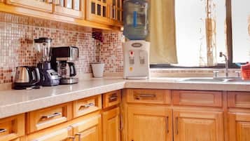 Tủ lạnh nhỏ, lò vi sóng, dụng cụ nấu nướng/bát dĩa/dao nĩa