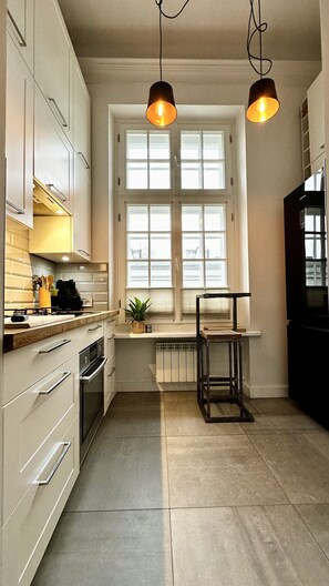 Fridge, oven, dishwasher, coffee/tea maker
