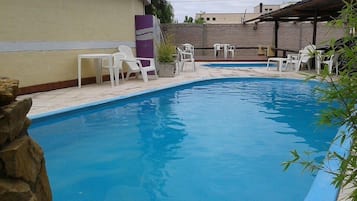 Una piscina al aire libre