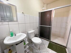 Shower, hair dryer, towels, soap - Cozy in Paradise (Cachoeiro de Itapemirim)