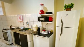 Kylskåp, ugn, spishäll och kaffe- och tebryggare
