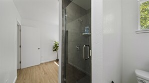 Familien-Doppelzimmer, 2 Queen-Betten | Badezimmer