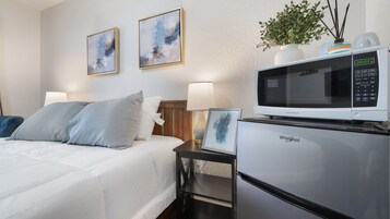 Quarto solteiro standard, 1 cama Queen | Wi-Fi de cortesia, roupa de cama