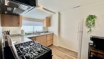 Deluxe Apartment, 3 Bedrooms | Private kitchen