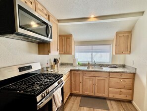 Departamento Deluxe, 3 habitaciones | Cocina privada | Cafetera y tetera