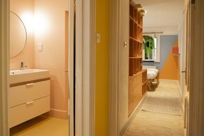 Interior - Stunning 3-bedroom townhouse in superb location (London)