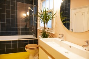 Haartrockner, Handtücher, Seife, Toilettenpapier