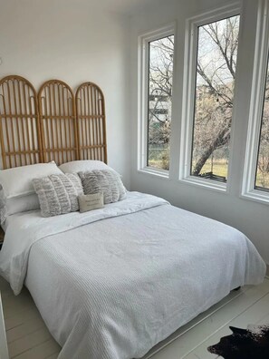 4 bedrooms, iron/ironing board, free WiFi, bed sheets