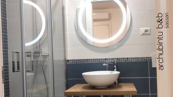 Asciugacapelli, asciugamani, sapone, shampoo