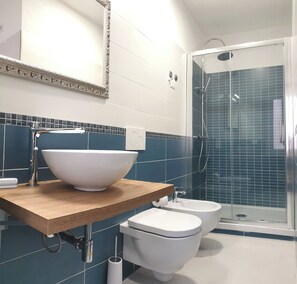 Haartrockner, Handtücher, Seife, Shampoo