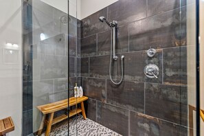 Dusche, Haartrockner, Bidet, Handtücher