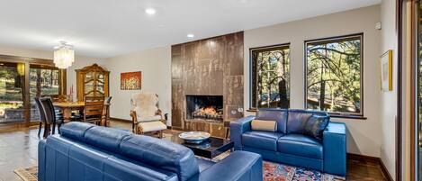 TV connectée, cheminée, écrans d'ordinateur