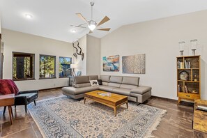 Smart TV, chimenea y monitor de computadora 