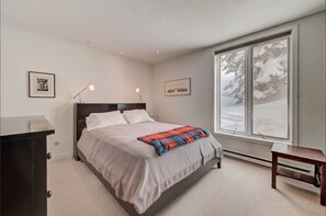 1 bedroom, desk, WiFi, bed sheets
