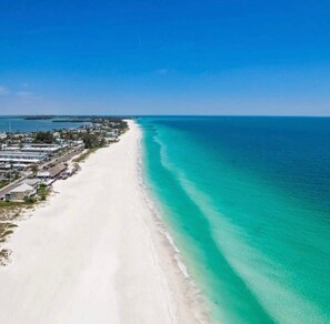 在海滩、沙滩椅、沙滩毛巾