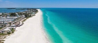 Manatee Beach Beauty! 1 minute walk to beach, restaurants and shops 🏖️