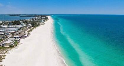 Manatee Beach Beauty! 1 minute walk to beach, restaurants and shops 🏖️
