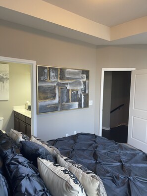 3 habitaciones, tabla de planchar con plancha, wifi y ropa de cama 